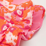 Elegante abito autunnale rosa con scollo a V e maniche a volant corte