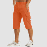 Signori in pantaloncini estivi escursionistici con sacchetti multifunzionali