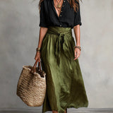 Vera – Completo di due pezzi: maglietta nera e gonna midi verde oliva